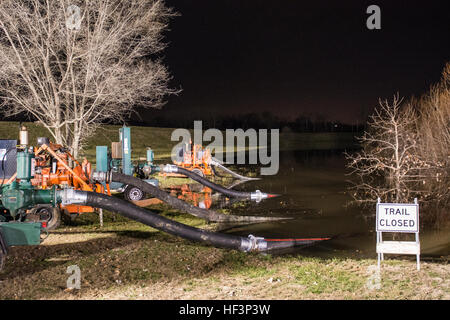 Wasser wird aus den betroffenen Gebieten wieder über den Deich Valley Park auf dem Meramec River, 31. Dezember 2015 gepumpt. Soldaten und Piloten der Missouri National Guard meldete sich freiwillig, die Missouri Department of Transportation bei Flut Hilfsmaßnahmen in South Central Missouri zu unterstützen. Die Hilfe konzentriert sich um Verkehrssteuerung, Wasseraufbereitung und Deich Verstärkung in den betroffenen Gebieten zu gewährleisten. (Missouri Air National Guard Foto von Senior Airman Patrick s. angeschlossenen/freigegeben) Missouri Überschwemmungen 2015 160101-Z-YI114-080 Stockfoto