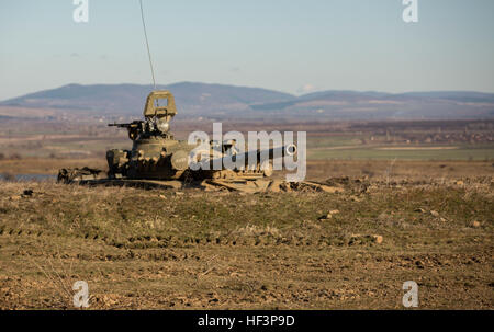 US-Marines mit kombiniert Arms Company, Schwarzmeer Drehkraft, bulgarischen und rumänischen Kräfte führen eine gemeinsame Übung mit bulgarischen und US Kampfpanzer, indirektes Feuer, Mechanisierte Infanterie und Unterstützung aus der Luft aus dem Vermögen der US Air Force während Platin Löwen 16-2 Novo Selo Trainingsbereich, Bulgarien, 15. Januar 2016 schließen. Übung Platin Löwe erhöht die Bereitschaft und unterstreicht unsere kollektive Fähigkeit, als eine einzige Kraft, die den Schutz der Souveränität der NATO-Staaten und weiteren europäischen Partnern zu betreiben. (US Marine Corps Foto von CPL. Justin T. Updegraff/freigegeben) B Stockfoto