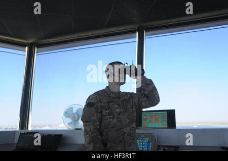 Sgt. Justin Hancock, Yuma, Arizona, Bewohner, und Luft Verkehr Steuerung Operator mit Firma F, 40. Combat Aviation Brigade, in eine visuelle Kontaktaufnahme mit dem Flugzeug vor der Bereitstellung von Informationen über das Radio im Camp Buehring, Kuwait, 8. Februar, 1. Bataillon, 168. Air Traffic Services. Betreiber im Turm kontrollieren alle Bewegungen von Flugzeugen auf einem Flugplatz. (Foto von 1st Lt. Aaron DeCapua, 40. Combat Aviation Brigade Public Affairs) Air Traffic Services steuern den Himmel 160208-Z-PW042-010 Stockfoto