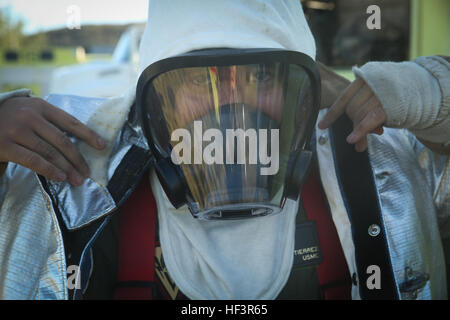 PFC. Randy Gutierrez, Air Rescue Fire Fighting Turm der Luftfahrtunternehmer mit Kaneohe Bay Marine Corps Air Station, passt sich in einem Feuer Nähe Anzug an Bord MCAS, 9. Februar 2016. Die Mission von ARFF ist Eigentum schützen und Leben retten was bedeutet Marines müssen geeignet sein, sich und bewegen sich innerhalb von Sekunden einen Anruf. ARFF Rettung Männer arbeiten zusammen, um zu verhindern, dass Flugzeuge Brände, Hausbrände und anderen Notfällen auf dem Flugplatz und auf Basis. (Marine Corps Foto von Lance CPL Jesus Sepulveda Torres) ARFF führt brennen training 160210-M-ZZ999-002 Stockfoto