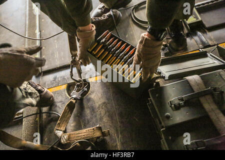 Staff Sgt Anthony C. Knight, Crewchief mit Marine Medium Tiltrotor Geschwader 365, bereitet eine Schachtel mit Gürtel gefüttert.50 Kaliber Runden für ein Kanonier während einer Trainingseinheit von scharfer Munition vor der Küste von Marine Corps Air Station New River, N.C., 10. Februar 2016. Marines mit VMM-365 flog nach einer Landezone, die Piloten üben CALs in ihre MV-22 Osprey und flog dann einige Meilen vor der Küste zu üben schießen das.50 Kaliber Maschinengewehr M2 Browning von der Rückseite des Flugzeugs. (Foto: Lance Cpl. Aaron K. Fiala/freigegeben US Marine Corp) VMM-365 Marines nehmen in den Himmel 160211-M Stockfoto