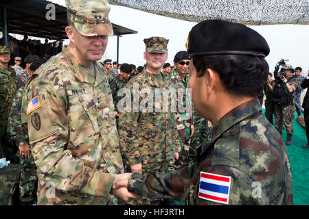 US Army Pacific stellvertretender Kommandeur Generalmajor Todd B. McCaffrey schüttelt Hände mit Royal Thai General Sommai Kaotira, Chef der Streitkräfte, während Cobra Gold 2016 auf Ban Chan Krem, Thailand, 19. Februar 2016. CG16 ist eine Thai-US Co-Sponsor-Übung, die die langjährige Freundschaft zwischen Thai und dem amerikanischen Volk darstellt. (Foto: U.S. Marine Corps CPL Darien J. Bjorndal, 31. Marine Expeditionary Unit / veröffentlicht) 31. MEU fährt Thailand 160219-M-MF313-409 Stockfoto