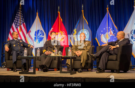 Kommandant der Marine Corps General Robert B. Neller, spricht auf der Marine Corps aktuelle operative Tempo, stellvertretender Kommandant der Küstenwache Vice Admiral Charles D. Michel Links Mitte, Chef des Naval Operations Admiral John M. Richardson, links, und zog sich Admiral James Stavridis, Recht, während der Westen 2016 Konferenz im San Diego Convention Center, 19. Februar 2016 zu hören. Das Ziel der Konferenz war für Service-Mitglieder zusammen kommen und diskutieren strategische militärische Konzepte und Training, sowie Treffen mit Unternehmen, die dabei helfen können, ihre Konzepte zu verwirklichen.  (US-Marin Stockfoto