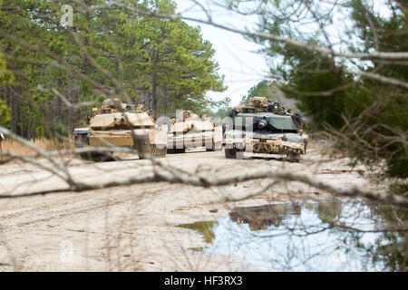 Marines mit 2. Panzerbataillon, 2. Marine Division und 3. Bataillon, 6. Marine Regiment, führen städtische Operationen mit M1A1 Abrams-Panzern während der Iron Blitz Field Exercise in Camp Lejeune, N.C., durch, was ihre Fähigkeiten in Offensive und Defensive Operationen auf unbekanntem Gelände verbessert. Stockfoto