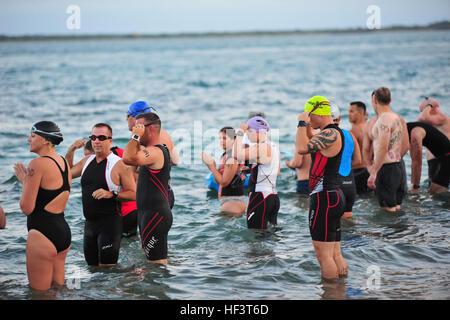 Bereiten Sie etwa 70 Joint Task Force Guantanamo Soldaten und Bewohner des US Naval Station Guantanamo Bay, Kuba, Schwimmen während des alle zwei Jahre stattfindende Sprint-Triathlon Rennens am 27. Febr, gehalten von der Moral, Wohlfahrt & Freizeit-Programm. Das Rennen bestand aus einem 750 Meter schwimmen, 20K Meilen Radfahren und 5K-Meile laufen. Triathleten übernehmen 160227-Z-KK981-004 Stockfoto