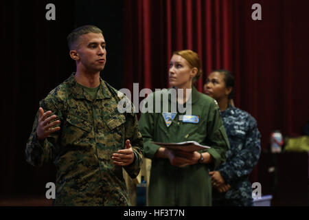Ein Flugsicherungs-Crew-Offizier der Marine Corps Air Station Kaneohe Bay hält eine Präsentation während des jährlichen Active Duty Fund Drive der Navy-Marine Corps Relief Society am 29. Februar 2016. Der Fondsvortrieb weckt das Bewusstsein für Programme und Dienstleistungen für Seeleute und Marines im aktiven Dienst und bittet um Beiträge zur Unterstützung der Organisation. Stockfoto