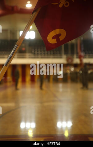 Guidon für Charlie Kompanie, 2. Tank Battalion, erscheint nach der Firma Deaktivierung Zeremonie in Camp Lejeune, North Carolina, 4. März 2016. Charlie Kompanie, 1941, aktiviert hat einige von Amerikas größten Schlachten auf dem zweiten Weltkrieg (Tarawa, Saipan), der Vietnamkrieg Operationen Desert Storm und Schild und Operation Iraqi Freedom (Falludscha) teilgenommen. (Foto: U.S. Marine Corps CPL Joey Mendez) 2. Tanks deaktiviert Charlie Unternehmen 160304-M-BW898-091 Stockfoto