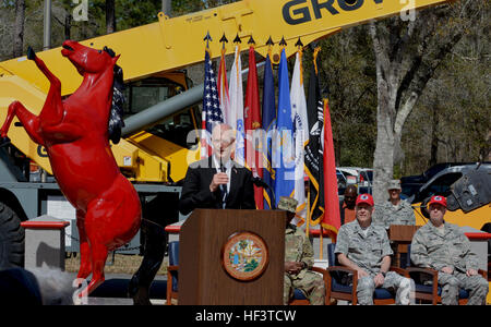 Flieger von der 202 RED HORSE Squadron Abschied während einer Bereitstellung Zeremonie am Camp Blanding Joint Training Center, Florida, 5. März 2016. Die Flieger sind für etwa sechs Monate nach Südwesten Asien zur Unterstützung der Operation Freedom Sentinel bereitstellen. 202. RED HORSE Bereitstellung Zeremonie 160305-Z-GJ639-056 Stockfoto