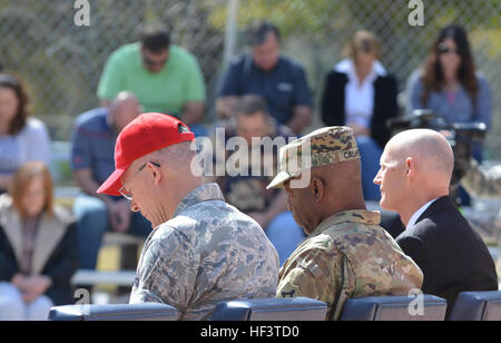 Flieger von der 202 RED HORSE Squadron Abschied während einer Bereitstellung Zeremonie am Camp Blanding Joint Training Center, Florida, 5. März 2016. Die Flieger sind für etwa sechs Monate nach Südwesten Asien zur Unterstützung der Operation Freedom Sentinel bereitstellen. 202. RED HORSE Bereitstellung Zeremonie 160305-Z-GJ639-082 Stockfoto