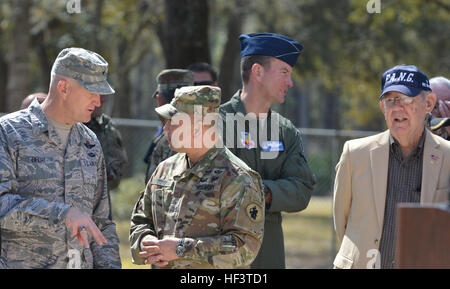 Flieger von der 202 RED HORSE Squadron Abschied während einer Bereitstellung Zeremonie am Camp Blanding Joint Training Center, Florida, am 5. März 2016. Die Flieger sind für etwa sechs Monate nach Südwesten Asien zur Unterstützung der Operation Freedom Sentinel bereitstellen. 202. rote Pferd Bereitstellung Zeremonie 160305-Z-GJ639-120 Stockfoto