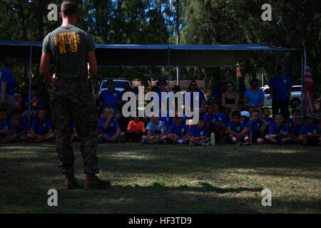 CPL Michael Foster, eine militärische Working Dog Handler und stellvertretender Chef Trainer für die Provost Marshal militärische Arbeitshunde Büroeinheit mit Hauptsitz Bataillon vom Marine Corps Base Hawaii, verleiht eine Schutzklasse über Militärhunde Cub Scout Truppe 311 an Bord Marine Corps Training Bereich Balg, 5. März 2016. Die Wölflinge erhielten eine militärische Hund Demonstration präsentiert die Hunde-Funktionen. Marines und zivilen Beamten verschiedene Befehle gegeben ihre Hunde, ihre Intelligenz und ihren Gehorsam zu zeigen. Die Hundeführer zermürbte auch eine Biss-Jacke für ein mock nehmen die Hunde Stockfoto