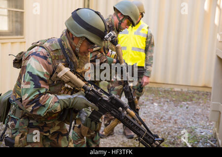 Niederländische Marines mit dem 32. Raiding-Unternehmen bereiten Sie sich verletzen und mehrere Zimmer eine enge Quartal, live-Feuer Fortbildungsveranstaltung an militärischen Operationen in Urban Terrain Stadt oder MOUT an Bord Camp Lejeune, North Carolina, 8. März 2015 zu löschen. Die niederländische Marines wurden in zwei-Mann-Teams aufgeteilt und beauftragt, verletzen und mehrere Zimmer bauen, ohne zu wissen, wie viele fiktive Feinde im Inneren wäre klar. In den nächsten 3 Wochen werden sie die Nutzung der Einrichtungen am und um Camp Lejeune, Durchführung von verschiedenen Übungen zu Lande, Wasser und Luft. (U.S. Marine Corps Foto von Lance CPL Samuel Guerra/Relea Stockfoto