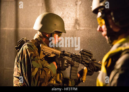 Eine niederländische Marine mit dem 32. Raiding Unternehmen bereitet sich auf Verletzung im letzten Raum in einen Nahkampf, live-Feuer Fortbildungsveranstaltung an militärischen Operationen in Urban Terrain Stadt oder MOUT an Bord Camp Lejeune, North Carolina, 8. März 2015. Die niederländische Marines wurden in zwei-Mann-Teams aufgeteilt und beauftragt, verletzen und mehrere Zimmer bauen, ohne zu wissen, wie viele fiktive Feinde im Inneren wäre klar. In den nächsten 3 Wochen werden sie die Nutzung der Einrichtungen am und um Camp Lejeune, Durchführung von verschiedenen Übungen zu Lande, Wasser und Luft. (U.S. Marine Corps Foto von Lance Cpl. Samuel Guerra/freigegeben) Prüfling Stockfoto
