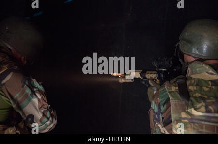 Niederländische Marines mit dem 32. Raiding Unternehmen binden ein Ziel über die dunklen Raum eine enge Quartal, live-Feuer Fortbildungsveranstaltung an militärischen Operationen in Urban Terrain Stadt oder MOUT an Bord Camp Lejeune, North Carolina, 8. März 2015. Die niederländische Marines wurden in zwei-Mann-Teams aufgeteilt und beauftragt, verletzen und mehrere Zimmer bauen, ohne zu wissen, wie viele fiktive Feinde im Inneren wäre klar. In den nächsten 3 Wochen werden sie die Nutzung der Einrichtungen am und um Camp Lejeune, Durchführung von verschiedenen Übungen zu Lande, Wasser und Luft. (Foto: U.S. Marine Corps CPL. Justin T Updegraff/freigegeben) Du Stockfoto