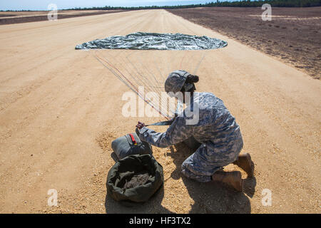 Ein Fallschirmjäger verstaut ihr Fallschirm nach dem Sprung aus New Jersey Army National Guard UH-60 Black Hawks mit dem 1-150. Angriff Hubschrauber-Bataillon in eine gemeinsame Ausbildung in der Luft Betrieb mit Fallschirmjägern aus der US Army Reserve 353rd Civil Affairs Befehl, 304. Civil Affairs Brigade, 404th Civil Affairs Battalion (Airborne) und das 450. Civil Affairs Bataillon zusammen mit gemeinsamen taktischen Air Control Flieger von der New Jersey Air National Guard 227. Air Support Operations Squadron und der New York Air National Guard 274th Air Support Operations Squadron an Coyle Drop-Zone, gemeinsame Ba Stockfoto