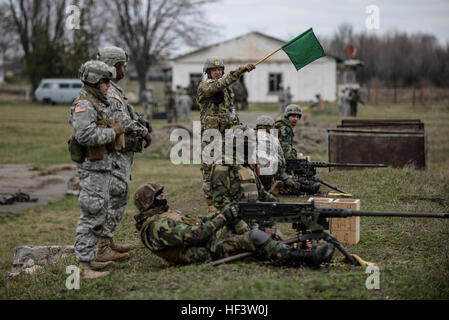 Moldauischen Soldaten, zugeordnet der 22. Reconnaissance Battalion, Feuer M240B Maschinengewehren in einem Bereich während der Nationalgarde Soldaten aus North Carolina, South Carolina und Virginia West während der Agile Jäger 16 in Balti, Republik Moldau, 14. März 2016 zu überwachen. Agile Jäger 16 ist ein Übersee Bereitstellung Übung unterstützt das Department of Defense Stand Partnerprogramm. (US Army National Guard Foto von Staff Sgt Brendan Stephens, 382nd Public Affairs Abteilung/freigegeben) Agile Hunter 2016 160314-Z-AS768-259 Stockfoto