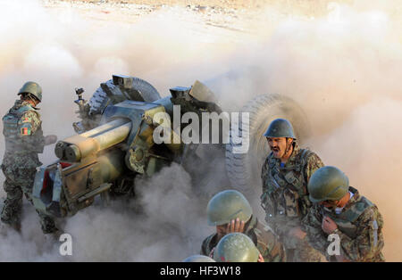 Afghan National Army Soldaten, 4. Kanonen-Batterie, 4. Combat Support Kandak, 4. Brigade Feuer eine 122mm d-30 Haubitze geschleppt, während live-Feuer Ausbildung bei Multi nationale Basis Tarin Kot, Urzugan Provinz, Afghanistan, November 6. Flickr - DVIDSHUB - ANA Züge zur Verbesserung der Artillerie Feuer Fähigkeiten (Bild 1 von 4) Stockfoto