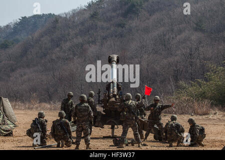 Republik von Korea Marines, Bravo Batterie, 11. Bataillon, 1. ROK Division, warten auf ihre Feuer-Mission in Sanseori, Südkorea, als Teil der Übung Ssang Yong 16, 15. März 2016 zugewiesen. Ssang Yong ist eine Biennale kombiniert amphibische Übung unter der Leitung von US-Truppen mit der Republik Korea Navy und Marine Corps, australische Armee und königliche Neuseeland Armee zwingt, um Interoperabilität und Arbeitsbeziehungen einem breiten Spektrum militärischer Operationen zu stärken.  Die Marines und Matrosen der 31. MEU sind derzeit nach Korea im Rahmen ihrer Feder Bereitstellung des Asien bereitgestellt. Stockfoto