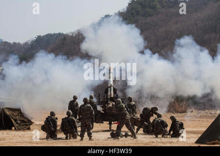 Republik von Korea Marines, Bravo Batterie, 11. Bataillon, 1. ROK Division zugewiesen Feuer ihre KH-179-Haubitze auf Sanseori, Südkorea, im Rahmen der Übung Ssang Yong 16, 15. März 2016. Ssang Yong ist eine Biennale kombiniert amphibische Übung unter der Leitung von US-Truppen mit der Republik Korea Navy und Marine Corps, australische Armee und königliche Neuseeland Armee zwingt, um Interoperabilität und Arbeitsbeziehungen einem breiten Spektrum militärischer Operationen zu stärken.  Die Marines und Matrosen der 31. MEU sind derzeit nach Korea im Rahmen ihrer Feder Bereitstellung von Asien - Einsatz Stockfoto