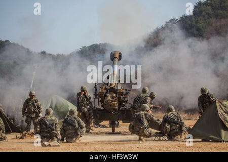 Republik von Korea Marines, Bravo Batterie, 11. Bataillon, 1. ROK Division zugewiesen Feuer ihre KH-179-Haubitze auf Sanseori, Südkorea, im Rahmen der Übung Ssang Yong 16, 15. März 2016. Ssang Yong ist eine Biennale kombiniert amphibische Übung unter der Leitung von US-Truppen mit der Republik Korea Navy und Marine Corps, australische Armee und königliche Neuseeland Armee zwingt, um Interoperabilität und Arbeitsbeziehungen einem breiten Spektrum militärischer Operationen zu stärken.  Die Marines und Matrosen der 31. MEU sind derzeit nach Korea im Rahmen ihrer Feder Bereitstellung von Asien - Einsatz Stockfoto