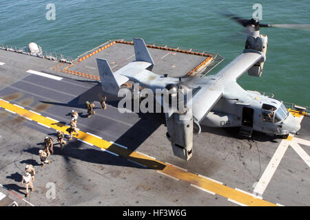 100119-M-6001S-027 PORT-AU-PRINCE, Haiti (19. Januar 2010) Marines von Marine Medium Tilt Rotor Squadron (VMM) 162 (Stahlbeton), 24. Marine Expeditionary Unit (24. MEU), Abfahrt ein MV-22 Osprey auf dem Flugdeck der amphibischen Angriff Schiff USS Nassau (LHA-4). Die 24. MEU Marines sind an Bord der Schiffe der Nassau amphibische bereit Gruppe auf einer sechsmonatigen Einsatz zugewiesen in Angriff genommen. (U.S. Marine Corps Foto von Sgt. Alex C. Sauceda/freigegeben) US Navy 100119-M-6001S-027-Marines verlassen ein MV-22 Osprey auf dem Flugdeck der USS Nassau (LHA-4) Stockfoto