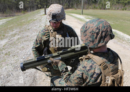 Lance Cpl. William Hoyem, bereitet eine Marine vom Hauptquartier Bataillon, 2. Marine-Division während einer live-Feuer-Übung in Camp Lejeune, North Carolina, 16. März 2016 M72 Light Anti-Tank Waffe schussbereit. Zweck der Schulung wurde Einheit Zusammenhalt zu bauen und die Marines Fertigkeiten außerhalb ihrer militärischen berufliche Spezialitäten aufbauen lassen. (Marine Corps Foto von CPL. Shannon Kroening) Raketen! Hauptsitz-Bataillon führt scharfer Munition 160316-M-CO304-193 Stockfoto