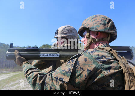 CPL. Joshua Burt eine Marine mit Hauptsitz Bataillon, 2. Marine-Division M72 Light Anti-Tank Waffe während einer live-Feuer-Übung in Camp Lejeune, North Carolina, 16. März 2016 Feuer bereitet. Zweck der Schulung wurde Einheit Zusammenhalt zu bauen und die Marines Fertigkeiten außerhalb ihrer militärischen berufliche Spezialitäten aufbauen lassen. (Marine Corps Foto von CPL. Shannon Kroening) Raketen! Hauptsitz-Bataillon führt scharfer Munition 160316-M-CO304-214 Stockfoto