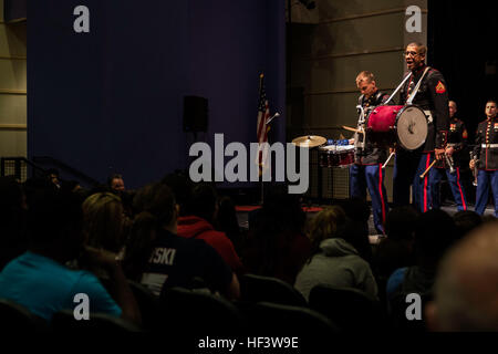 Corporal Jordan Snow, Bass Drummer für die Marine Corps Base Quantico Band und Proctor, Vermont, native, singt Bruce Channel "Hey Baby" mit dem Partei-Abschnitt der Band zu einem vollen Everett High School Auditorium, März 18. Die Band besuchte die Schule vor ihrem Auftritt in der St. Patricks Day Parade in Boston am folgenden Wochenende. Schnee ist ein Absolvent der Berklee College of Music und reiste hin und her zwischen Boston und Deutschland schließlich Marinekorps Musiker zu werden. Über den Atlantik, eine Reise zum Marine Corps Musik 160318-M-UY543-116 Stockfoto