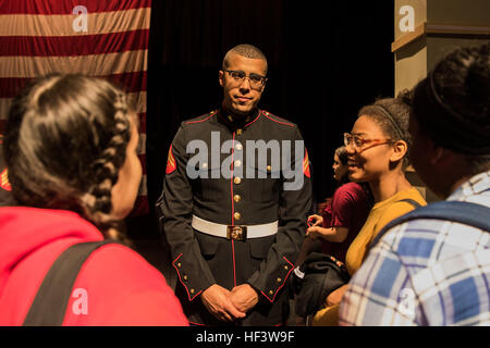 Corporal Jordan Snow, Bass Drummer für die Marine Corps Base Quantico Band und Proctor, Vermont, native, spricht mit Band Gymnasiasten im März 18 Everett High School Auditorium. Die Band besuchte die Schule vor ihrem Auftritt in der St. Patricks Day Parade in Boston am folgenden Wochenende. Schnee ist ein Absolvent der Berklee College of Music und reiste hin und her zwischen Boston und Deutschland schließlich Marinekorps Musiker zu werden. Über den Atlantik, eine Reise zum Marine Corps Musik 160318-M-UY543-146 Stockfoto