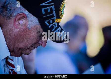 US Army Veteran von Vietnam, Bruce Overton, besucht das 71. Gedenken der Schlacht von Iwo Jima am Iwo, Japan, 19. März 2016. Die Iwo Jima Reunion of Honor ist eine Gelegenheit für Japaner und US-Veteranen und ihre Familien, Würdenträger, Führer und Service-Mitglieder aus beiden Nationen, die Schlacht zu Ehren, während 71 Jahre Frieden und Wohlstand in den US-japanische Bündnis zu erkennen. (Foto: U.S. Marine Corps MCIPAC Bekämpfung der Kamera Lance Cpl. Juan Esqueda / veröffentlicht) Iwo Jima 71. Reunion of Honor 160319-M-JD520-178 Stockfoto