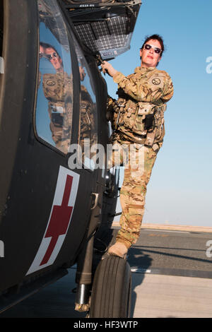 Sgt. Janet Johnson, ein Sanitäter mit C Company, 2. Bataillon, 104. Aviation Regiment, 40. Combat Aviation Brigade, ist im Camp Buehring, Kuwait stationiert. Johnson bereitgestellt mit dem 40. CAB nach Kuwait im Dezember letzten Jahres. (US Army Photo by Staff Sgt Ian M. Kummer, 40. Combat Aviation Brigade Public Affairs) Frau Krieger bereitstellen mit 40. CAB 160331-Z-JK353-004 Stockfoto