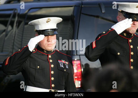 Marines, die mit Sgt. Christopher R. Hrbek, 25, serviert wird ein Westwood, NJ, native, Gruß als sein Sarg in Beckers Beerdigungsinstitut Jan. 21 übernommen. Er wurde vom Luftwaffenstützpunkt Dover, Delaware, vorbei an Straßen mit Menschen hier amerikanische Flaggen winken eskortiert. Hrbek, ein Feld-Artillerie-Cannoneer mit 3. Bataillon, 10. Marine Regiment, Regimental Combat Team 7, II. Marine Expeditionary Force, starb Jan. 14 Durchführung von Kampfhandlungen in der Provinz Helmand, Afghanistan. Er soll eine Bronze Star Medal mit Kampf gegen Unterscheidung Gerät bei seiner Beerdigung Jan. 23 vergeben werden. Die Medaille wurde appro Stockfoto