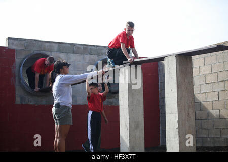 MARINE CORPS BASE HAWAII-Kinder mit dem Young Marines Programm Kreuz ein Hindernis während einer Führung Reaktion, an Bord der Marine Corps Base Hawaii, 9. April 2016. Die Young Marines beteiligte sich an den Kurs zur Verbesserung der Teamarbeit und Führung untereinander. Das Young Marines-Programm ist eine nationale Non-Profit-Jugendbildung und Serviceprogramm für Jungen und Mädchen, Alter von acht Jahren durch den Abschluss der High School. (US Marine Corps Foto von Lance CPL Jesus Sepulveda Torres) Junge Marines, Teamarbeit und Führung 160409-M-ST224-075 Stockfoto