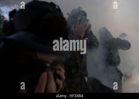 Marines mit dem 24. Marine Expeditionary Unit deaktivieren Sie ihre Gasmasken in chemischen, biologischen, radiologischen und nuklearen Training Camp Lejeune, North Carolina, 13.April, 2016.The Training bietet Marines mit Grundkenntnissen wie don und klar eine Gasmaske, effektiv gegen chemische oder biologische Angriffe zu verteidigen. (Foto: U.S. Marine Corps CPL. Todd F. Michalek) 24. MEU führt CBRN-training 160413-M-YH418-004 Stockfoto