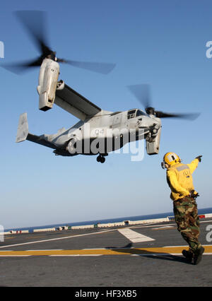 100124-M-6001S-067 Karibik (24. Januar 2010) ein MV-22 Osprey zugewiesen, die Golden Eagles der Marine Medium Tiltrotor Squadron (VMM) 162 (Reinforced) startet vom amphibischer Angriff Schiff USS Nassau (LHA-4), um eine Luftaufklärung Bevölkerungszentren und Infrastrukturen im Norden Haitis führen. VMM-162 unterstützt einheitliche Antwort auf einen Vorgang nach einem Erdbeben der Stärke 7,0 nahe Port-au-Prince am 12. Januar 2010. (U.S. Marine Corps Foto von Sgt. Alex C. Sauceda/freigegeben) US Navy 100124-M-6001S-067 ein MV-22 Osprey startet von USS Nassau (LHA-4) Stockfoto