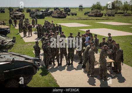 US-Marines mit Schwarzmeer Drehkraft und rumänische Soldaten mit dem 911th Infanterie-Bataillon und 912th Tank Battalion erklären das Vielfache Waffe Systeme und militärische Ausrüstung während Platin Lynx 16-4 an Bord Babadag Training Bereich, Rumänien 17. April 2016. Während Platin Lynx 16-4 dirigiert Verbündeten aus den USA und Rumänien Firmenebene Taktik um Kenntnisse in Feuer zu entwickeln und zu manövrieren. (Foto: U.S. Marine Corps CPL. Tyler Andersen/freigegeben) Platin Lynx 16-4, BSRF Marines und rumänische Soldaten Ofically beginnen nächste Koalition Übung 160417-M-SF718-012 Stockfoto