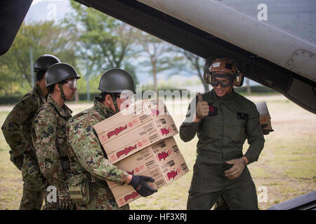 US Marine Corps CPL. Luis R. Diaz gibt ein Daumen-hoch, Mitglied der Japan Ground Self Defense Force beim Entladen eine MV-22 Osprey Marine Medium Tiltrotor Squadron (VMM) 265 (Stahlbeton), 31. Marine Expeditionary Unit, bei Haksui Sport Park in Minamiaso, Japan, 20. April 2016. Insgesamt 18.000 Pfund Hilfsgüter, einschließlich Nahrung und Wasser, wurden innerhalb von drei Stunden geliefert. Die 31. MEU nur kontinuierlich vorwärts bereitgestellt MEU ist und bleibt das Marinekorps Kraft in Bereitschaft in der Region Asien-Pazifik. (Foto: U.S. Marine Corps Sgt. Royce Dorman) 160420-M-AO893 Stockfoto