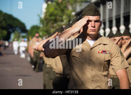 US-Marines mit Marine Drehkraft - Darwin Gruß Brigadier Ben James, der australischen Armee 1. Brigade-Kommandant, während der Australian and New Zealand Army Corps Day Parade in Darwin, Northern Territory, Australien, 25. April 2016. ANZAC Day erinnert an den Jahrestag der Landung der australischen und New Zealand Army Corps an den Ufern von Gallipoli im ersten Weltkrieg und einen Urlaub in Australien und Neuseeland zu Ehren der Veteranen geworden. Marines mit MRF-D den Urlaub von marschieren in die Parade und Teilnahme an den Zeremonien geehrt. MRF-D ermöglicht die Marines und Mitglieder der Stockfoto