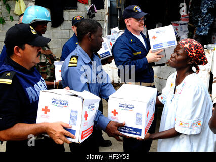 100126-N-7948C-071 KILLICK, Haiti (26. Januar 2010) Lt. CMdR Samuel Ayelazono (Mitte), aus Ghana, West Afrika Partnerschaft Station (APS) Personal an Bord USS Gunston Hall (LSD-44), Lt. Rafael Solis Martinez (rechts), aus Mexiko, der mexikanischen Marine Schiff ARM zugewiesen zugewiesen. Huesteco (AMP-01) und Fähnrich Michael Vaughan, von Union City, Pennsylvania, ausserdem Gunston Hall, helfen Lebensmittel gespendet von der mexikanischen Marine zu einer Gemeinschaft hier zu liefern. Gunston Hall wurde von seiner Afrika-Partnerschaft-Station Mission bei Hilfsaktionen für Operationen Unified Antwort nach einem 7.0 Erdbeben umgeleitet. Stockfoto