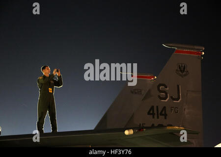 Ein Service-Mitglied nimmt ein Foto von der Spitze eines US-Air Force F-15E Strike Eagle auf der 2016 MCAS Cherry Point Air Show – "Feiert 75 Jahre" im Marine Corps Air Station Cherry Point, North Carolina, 29. April 2016. Der diesjährigen Luftfahrtschau gefeierten MCAS Cherry Point und 2. Marine Aircraft Wing 75-jähriges Jubiläum. Cherry Point ist der perfekte Ort für eine Flugschau aufgrund seiner massiven Bahnensystem, breite Flightline und große Freiflächen, die über die Darsteller ihre beeindruckende Manöver sicher durchführen können. (Foto: U.S. Marine Corps Cpl. N.W. Huertas / veröffentlicht) 2016 Cherry Point Air Show--"Celebr Stockfoto