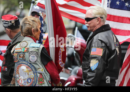 MARINE CORPS BASE CAMP PENDLETON, Kalifornien – Peggy Kane spricht mit einem anderen Patriot Guard Fahrer vor dem Start des 3. Bataillons, 5. Marineregiment "Dark Horse" Reunion im San Mateo Memorial Garden 29. April 2016. Die Wiedervereinigung fand um zu Ehren der Marines von 3/5, die für Sangin, Afghanistan im Herbst 2010 bereitgestellt wurden. (U.S. Marine Corps Foto von Lance CPL Shellie Hall/freigegeben) Space-Marines und Freunde des "dunklen HorseE2809D erinnern Sangin 160429-M-VA277-021 Stockfoto