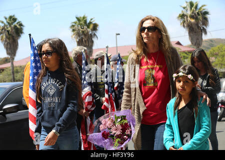 MARINE CORPS BASE CAMP PENDLETON, Kalifornien – Familie und Freunde gehen vorbei an der Patriot-Guard-Fahrer vor dem Eintritt in die San Mateo Memorial Garden in Camp Pendleton 29. April 2016. Die Familie und Freunde besucht das 3. Bataillon, 5. Marineregiment "Dark Horse" Reunion, die Marines zu Ehren, in Sangin, Afghanistan im Herbst 2010 bereitgestellt wurden. (U.S. Marine Corps Foto von Lance CPL Shellie Hall/freigegeben) Space-Marines und Freunde des "dunklen HorseE2809D erinnern Sangin 160429-M-VA277-057 Stockfoto