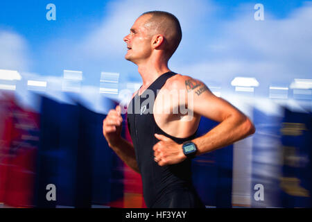 US Marine Corps Gunnery SGT David P. D'andrea, stellvertretender Direktor der Académie Marine Corps Base Hawaii Staff Non-Commissioned Offizier läuft bis zur Ziellinie während der Keiki und Koa Kai Sprint Triatholon Hangar 101, an Bord der Marine Corps Air Station, Kaneohe Bay auf Hawaii, 1. Mai 2016. Dieser Triathlon war einer der 13 jährlichen Rennen innerhalb der befehlshabende Offizier Rennserie veranstaltet von verschiedenen Einheiten an Bord der Marine Corps Base Hawaii, die hilft, Ereignisse, z. B. die Marine Corps Ball Fundraising. (Foto: U.S. Marine Corps CPL. Aaron S. Patterson/freigegeben) Keiki und Koa Kai Sprint Triathlon 2016 1605 Stockfoto