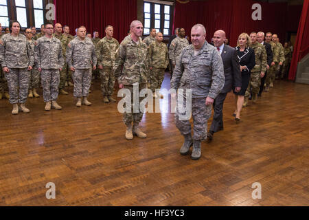 Major General Michael L. Cunniff, Front, The Adjutant General of New Jersey, gefolgt von US Repräsentant Tom MacArthur, New-Jersey 3rd Congressional District, New Jersey Vizegouverneur Kim Diah und andere Mitglieder der offiziellen Partei geben Sie der National Guard Armory in Lawrenceville, NJ, 3. Mai 2016, um die humanitäre Service Medal, New Jersey Armee und Air National Guard Soldaten und Piloten zu vergeben. Mehr als 80 New Jersey Army und Air Guard Mitglieder erhielten die Humanitarian Service Medal für ihre Unterstützung der Supersturm Sandy Rettung, Wiederherstellung und Wiederaufbau-Anstrengungen. Mehr als 2.200 Soldaten und Stockfoto