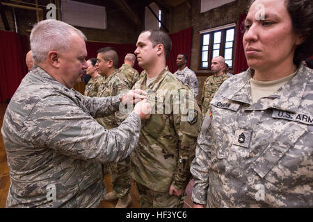 Major General Michael L. Cunniff, links, The Adjutant General of New Jersey, präsentiert die Humanitarian Service Medal New Jersey Army National Guard Soldat bei der Preisverleihung an der National Guard Armory in Lawrenceville, NJ, 3. Mai 2016. Mehr als 80 New Jersey Army und Air Guard Mitglieder erhielten die Humanitarian Service Medal für ihre Unterstützung der Supersturm Sandy Rettung, Wiederherstellung und Wiederaufbau-Anstrengungen. Mehr als 2.200 Soldaten und Piloten, die an die größten heimischen Mobilisierung in der Geschichte der New Jersey Nationalgarde teilgenommen erhalten die Medaille in den kommenden Wochen. Stockfoto