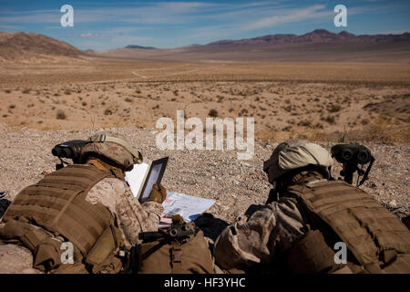 US Marine Corps 1st Lt. David Murphy (links) und U.S. Marine Corps Lance Cpl. Vinente Colendres mit 2. Bataillon, 8. Marineregiment führen Aufruf für Feuer Verfahren während der Feuer Unterstützung Koordinierung Übung (FSCX) innerhalb der integrierten Training Übung (ITX) bei Twenty - Nine Palms, Ca., 6. Mai 2016. Die FSCX gehörte die ITX zu lange Übungsplatz Feuer in Vorbereitung für zukünftige Kampfhandlungen zu unterstützen. (Foto: U.S. Marine Corps Lance Cpl. Timothy J. Lutz, 2. Marine Division Combat Kamera/freigegeben) ITX 3-16 (Bild 1 von 24) 160506-M-ZZ999-009 Stockfoto