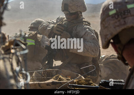 Lance Cpl. Terrell R. Hammond, Schütze, 2. Bataillon, 8. Marine Regiment, passt seine Ausrüstung während eines Angriffs auf Palette 410A an Bord der Marine Corps Air Ground Combat Center Twentynine Palms, Kalifornien, 8. Mai 2016, im Rahmen des integrierten Übung 3-16. Die ITX besteht aus einem Intensivtraining Zyklus mit einer Reihe von fortschrittlichen live-Feuer-Übungen, die die Fähigkeit beurteilt und Anpassungsfähigkeit der eine Kraft von ca. 3.500 Marines und Segler. (Offizielle Marinekorps Foto von Lance Cpl. Levi Schultz/freigegeben) "Amerikas Bataillon" fegt durch ITX 3-16 160508-M-PS017-345 Stockfoto