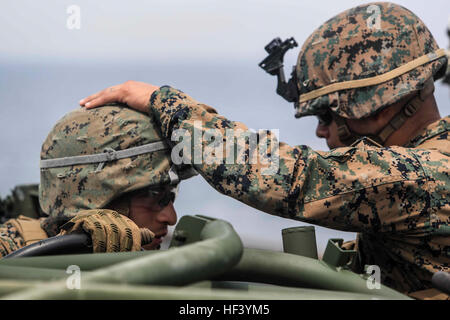 US Marine Corps Sgt. Seth Garza, links, Mitteilungen Chef, spricht mit Staff Sgt Carlos Chavez, ein Zug-Sergeant, beide zugewiesen, Battalion Landing Team (BLT) 1/6, 22. Marine Expeditionary Unit, laden Getriebe auf ein MV-22 Osprey an der USS Whidbey Island (LSD-41), 5. Mai 2016. Die Fahrzeuge waren geladen, um ein Sicherheitsereignis Zusammenarbeit Theater als Teil einer MEU Bereitschaft Übung unterstützen. (Foto: U.S. Marine Corps Lance CPL Koby I. Saunders/22 Marine Expeditionary Unit / veröffentlicht) US-Marines bereiten ein MV-22 Osprey 160509-M-AF202-051 an Bord Stockfoto