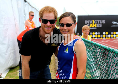 US Air Force Tech SGT Lara Mastel posiert mit Prinz Harry während der Track-Wettbewerb der 2016 Invictus Games bei ESPN Wide World of Sports in Orlando, Florida, 10. Mai 2016. Invictus Games ist ein internationaler adaptive Sportwettbewerb Veteranen und Verwundeten, Kranken und verletzten Angehörige. (US Marine Corps Foto von Captain Andrew Bolla/freigegeben) 2016 Invictus Games Track & Bereich Wettbewerb 160510-M-WH399-087 Stockfoto