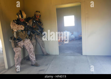 Marines werfen eine Granate Training um ein Zimmer zu löschen, während der Durchführung einer Razzia bei der 11. Marine Expeditionary Unit Feld Übung an Bord der Marine Corps Base Camp Pendleton, Kalifornien, 12. Mai 2016. Die Marines sind ihre RAID-Funktionen, die darunter clearing Feind besetzten Gebäuden, Verfeinerung, Kontrollpunkte für freundliche und feindliche Verluste zu etablieren, Abrufen von hohem Wert richtet sich an Waffen Caches und Evakuierung der Gegend in einem kurzen Frist kontrolliert.  Die Marines sind mit der maritimen RAID-Kraft, 11. MEU. (U.S. Marine Corps Foto von Sgt. Xzavior McNeal/freigegeben) MEUEX, MRF Raid 1605 Stockfoto